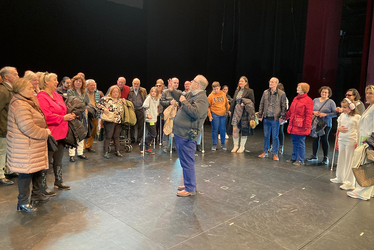 Bienvenida al grupo de personas ciegas al escenario del Teatro Circo de Albacete