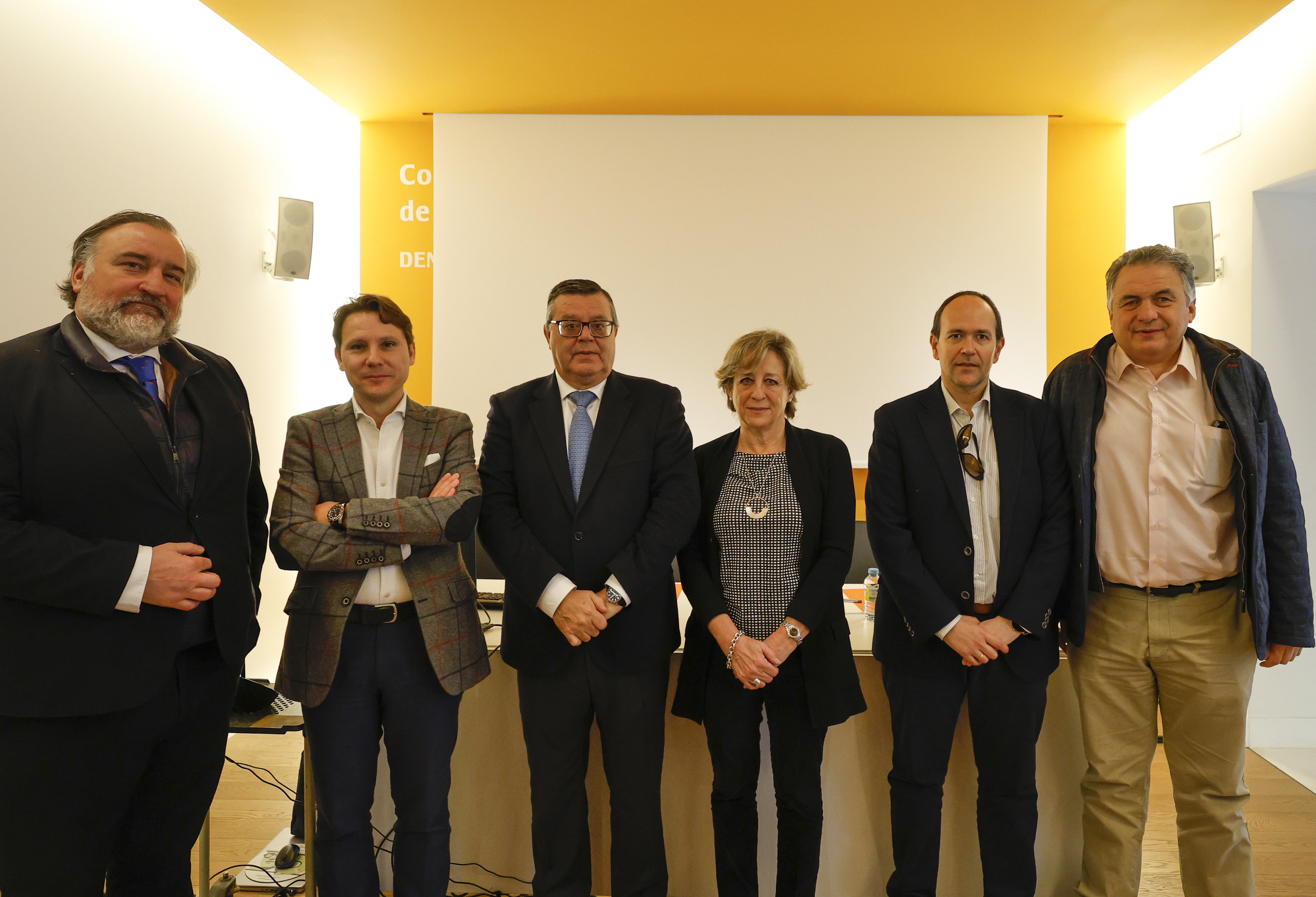 Foto de familia del acuerdo de colaboración entre Fundación ONCE y el Colegio de Arquitectos de Castilla-La Mancha 