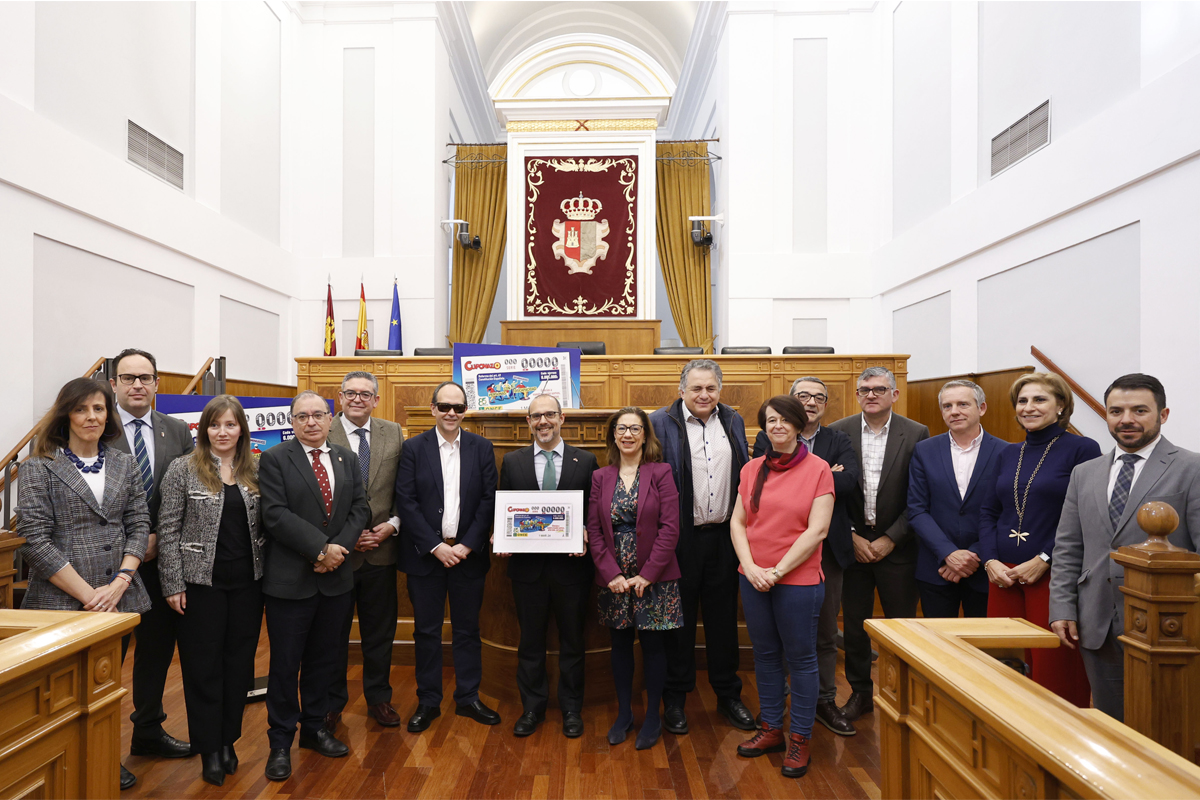 Foto de familia del cupón presentado en las Cortes de Castilla-La Mancha