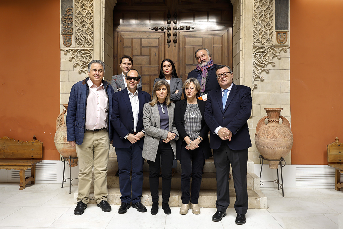 Foto de familia con José Luis Martínez Donoso, director general Fundación ONCE, miembros del Grupo Social ONCE de Castilla-La Mancha y del el Colegio de Arquitectos de Castilla-La Mancha