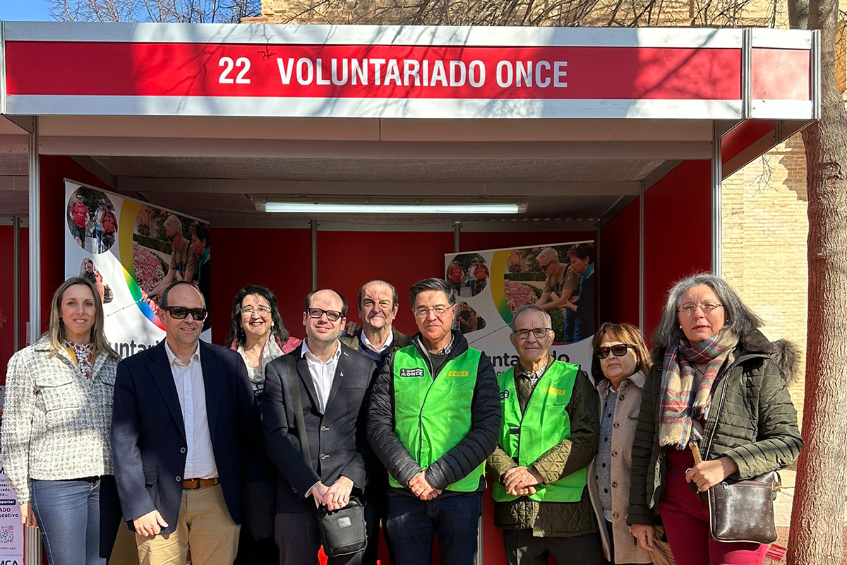 Equipo de los servicios sociales de Castilla-La Mancha en el stand informativo del III Foro de Voluntariado de la UCLM