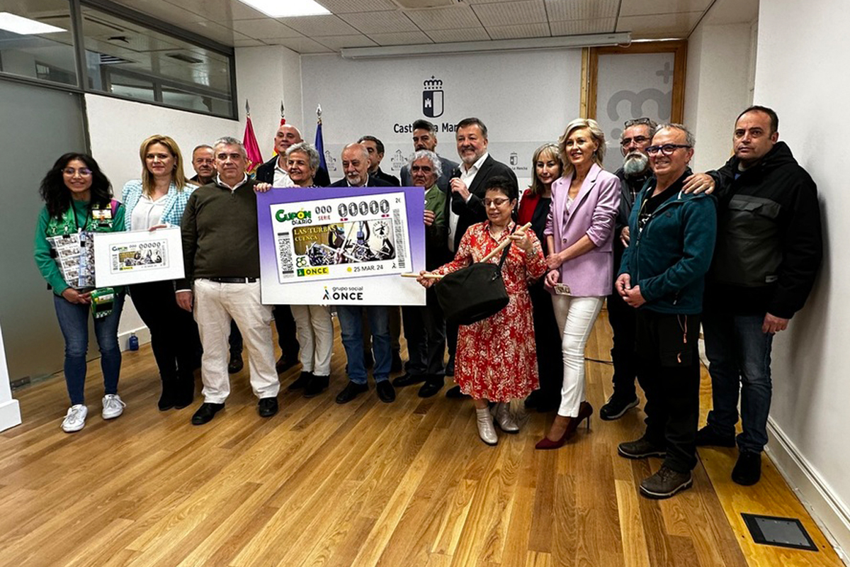 Foto de familia en la presentación del cupón dedicado a las Turbas de Cuenca