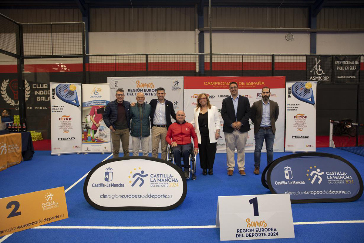 La viceconsejera de Cultura y Deportes, Carmen Teresa Olmedo junto a los organizadores del Campeonato de España de Padel es Silla de Ruedas
