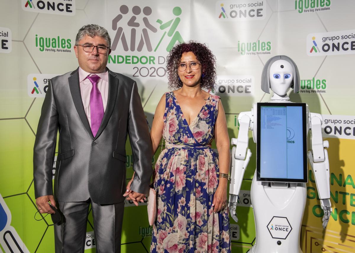 José Jaiver posa junto a su pareja en el Photocall