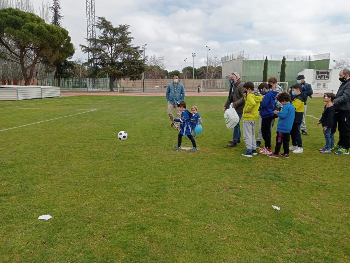 Tandas penaltis a ciegas en descanso del partido