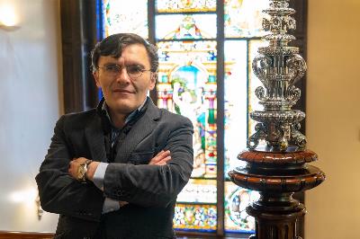 Foto Alberto Duran posando delante de una vidriera durante la entrevista