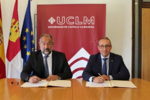 Firma del Convenio por parte de Julian Garde (UCLM) y Juan Miguel del Real (economíasocial.clm)