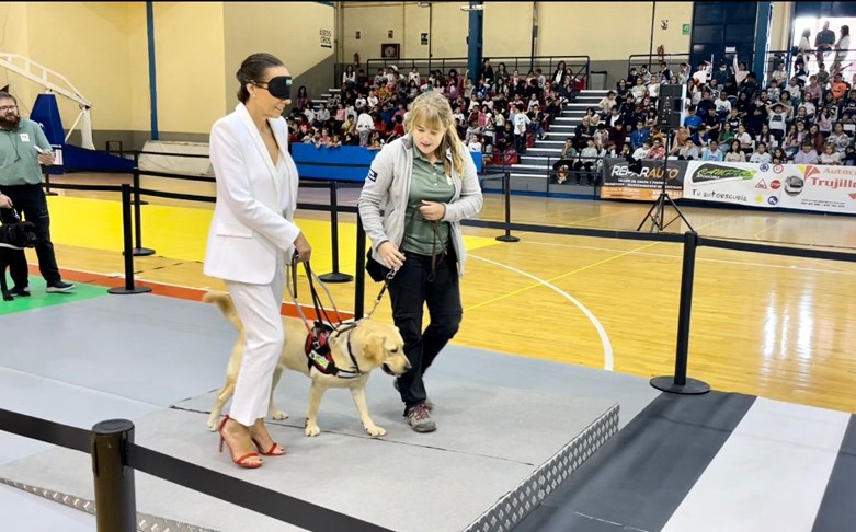 La Alcaldesa de Ciudad Real llevando con antifaz un perro guía