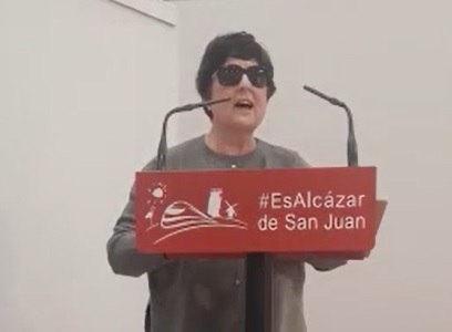 Mª José Vaquero, afiliada a la ONCE, leyendo en braille el fragmento 'Espejismo de amor'