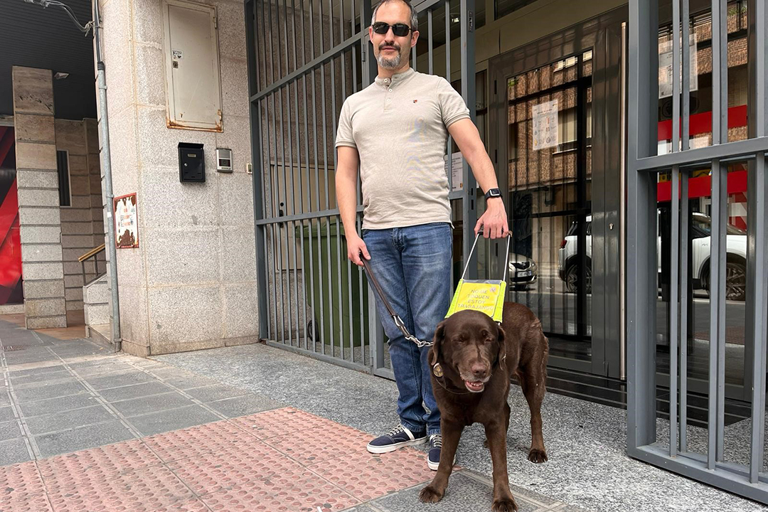 David Enrique García junto a su perro guía Valenti en Ciudad Real