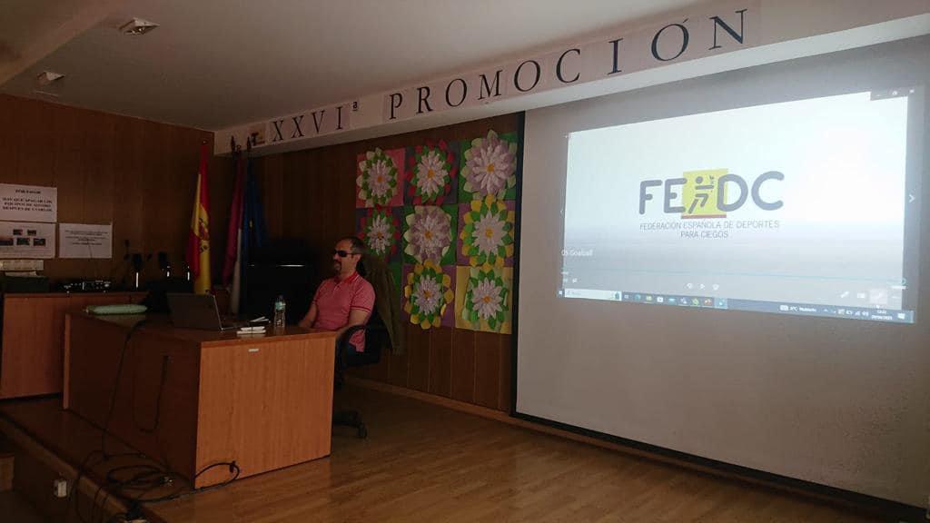 David Enrique hablando sobre la Federación Española de Deportes para Ciegos