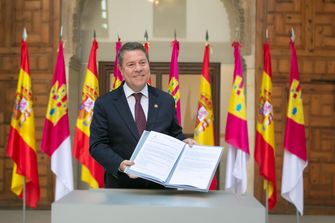 Emiliano García Paje durante la firma del Decreto por el que se convocan las elecciones a las Cortes regionales