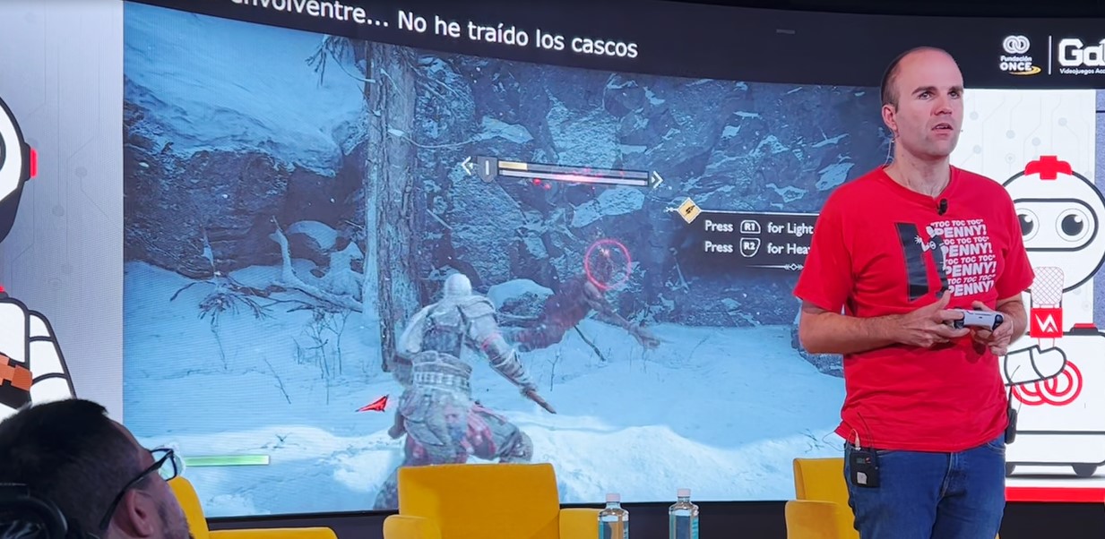 Sergio Vera en la presentación de God of War: Ragnarök jugando de espaldas a la pantalla