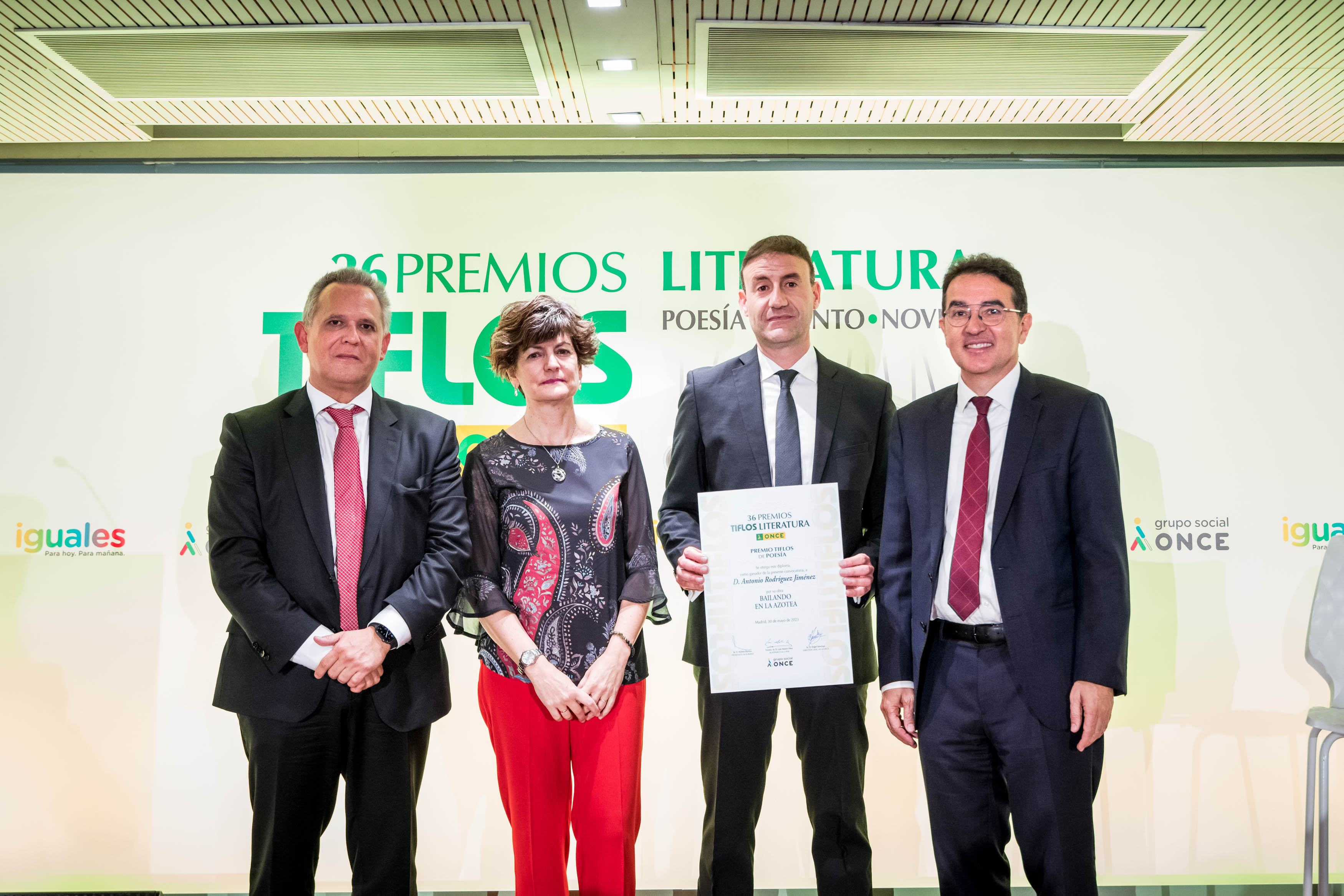 Antonio Rodríguez recibiendo el Premio Tiflos de Literatura