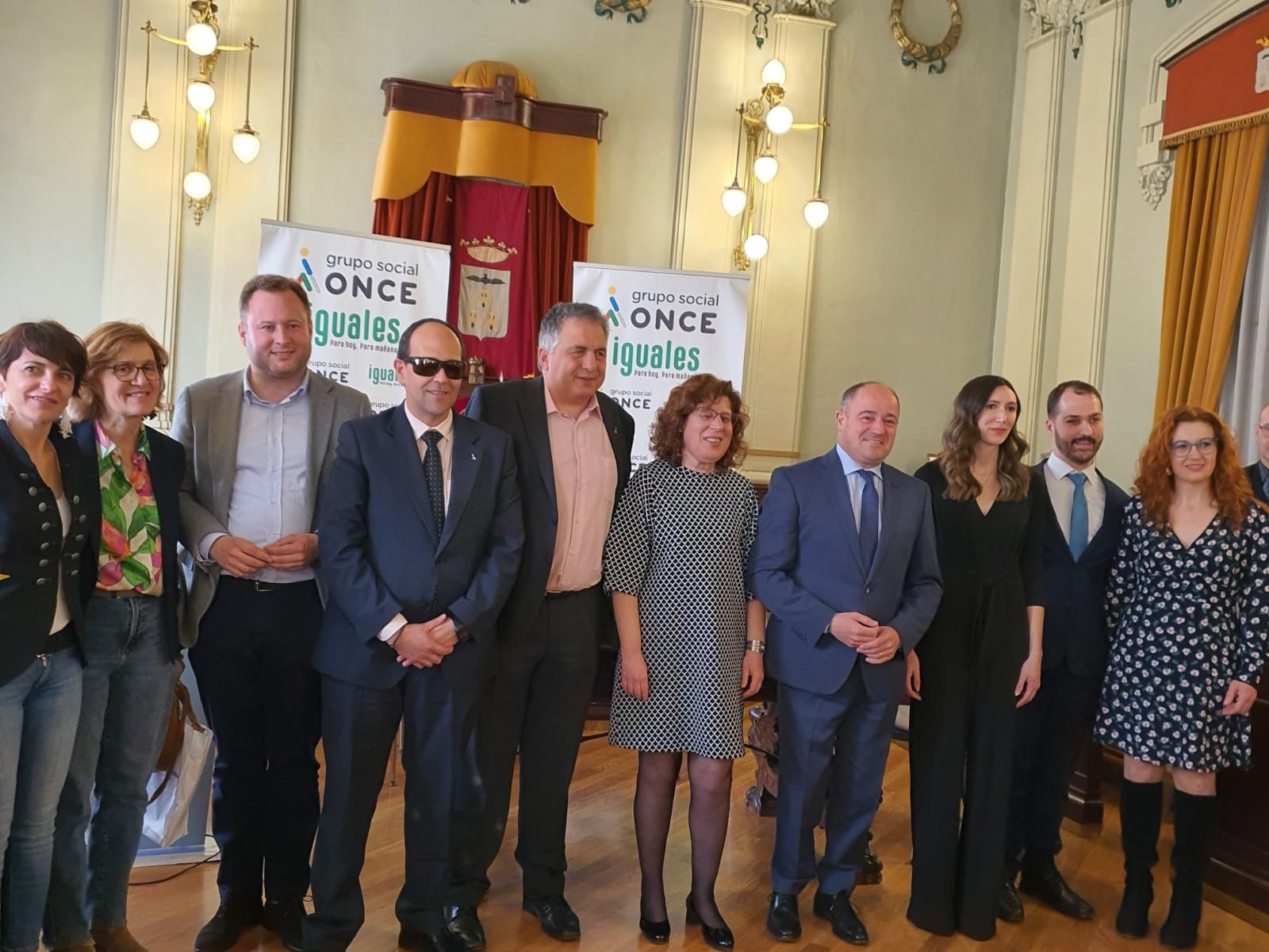 Foto de familia autoridades en la presentación de Iris Alemán