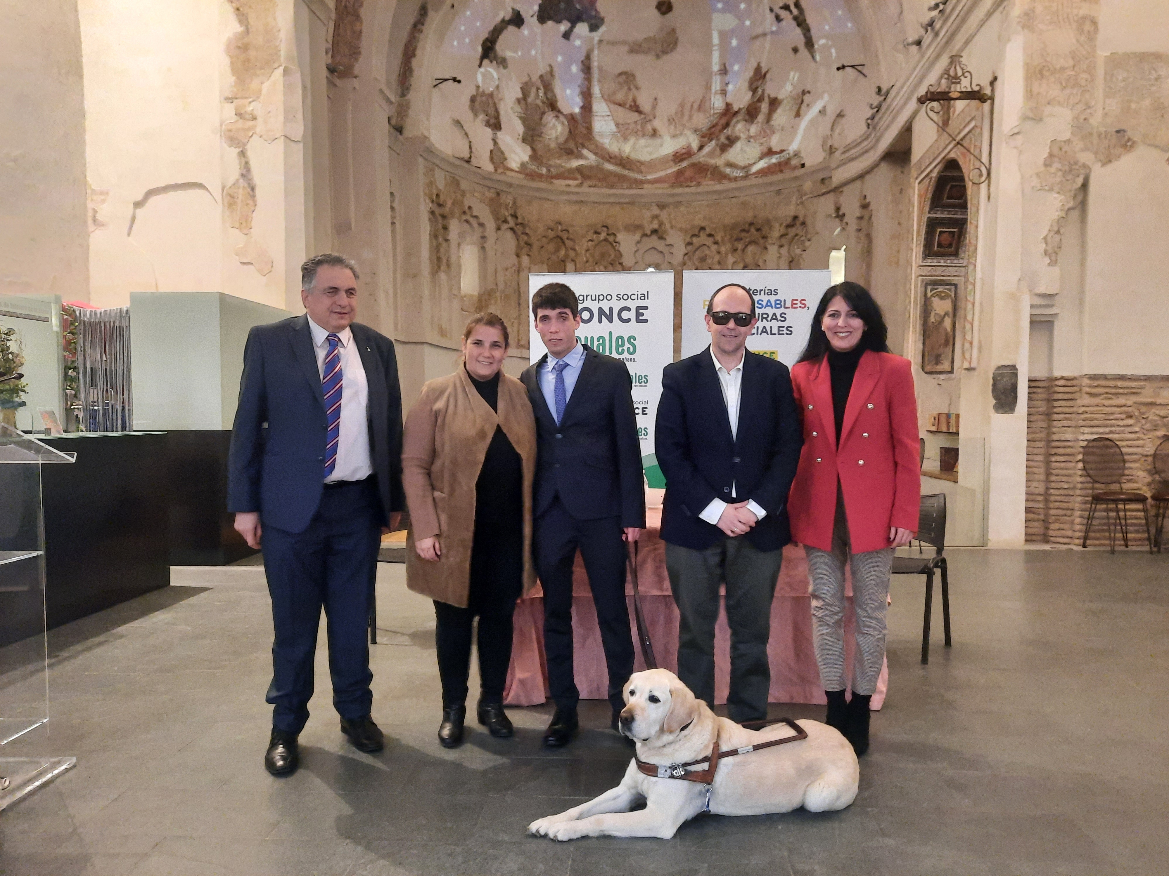 Foto de familia autoridades en la presentación Víctor Amores