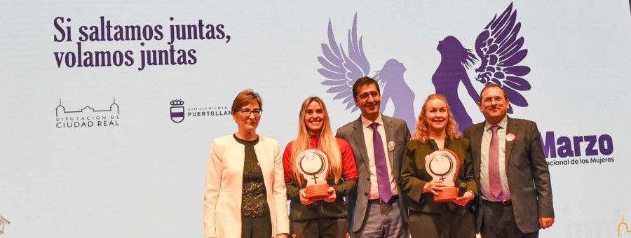 Cristina Ruiz Paredes recibiendo el Galardón Premio por la lgualdad otorgado por la Diputación de Ciudad Real