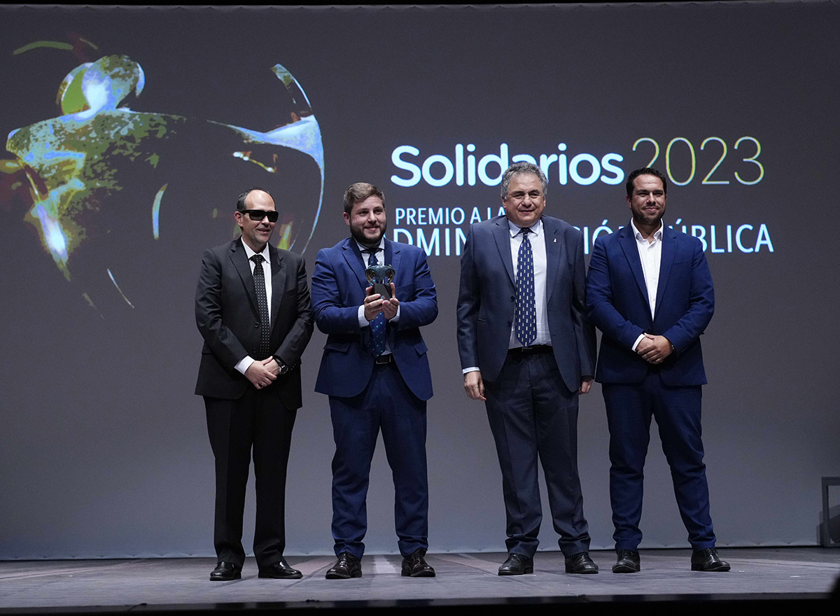 Nacho Hernando recogiendo el Premio Administración Pública