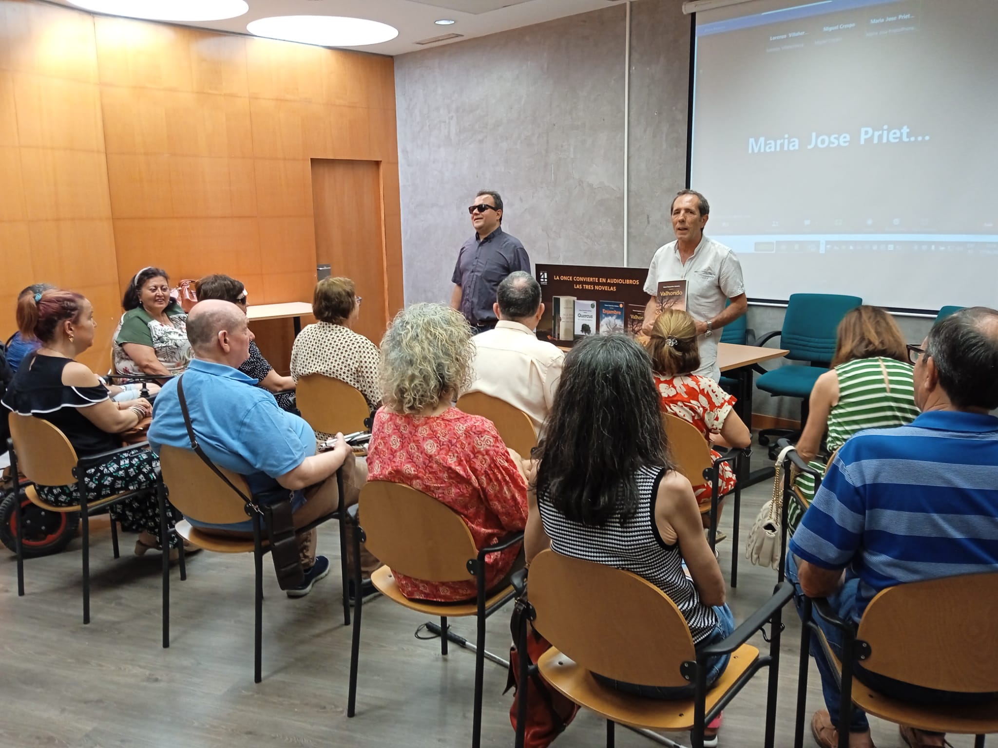 Rafael Cabanillas junto al Club de Lectura de la ONCE en Ciudad Real hablando de 'Valhondo'