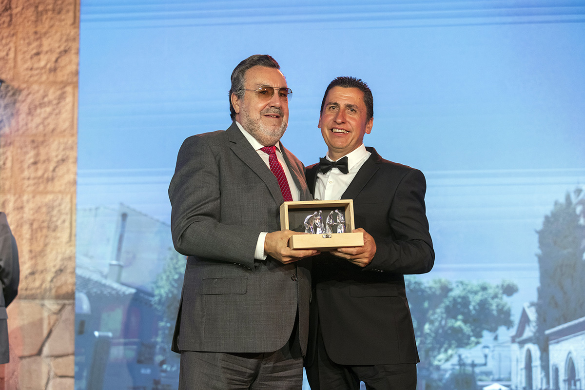 Pascual Rojas recogiendo el reconocimiento de mejor vendedor del año 2022 de Castilla-La Mancha de la mano de Miguel Carballeda, presidente del Grupo Social ONCE