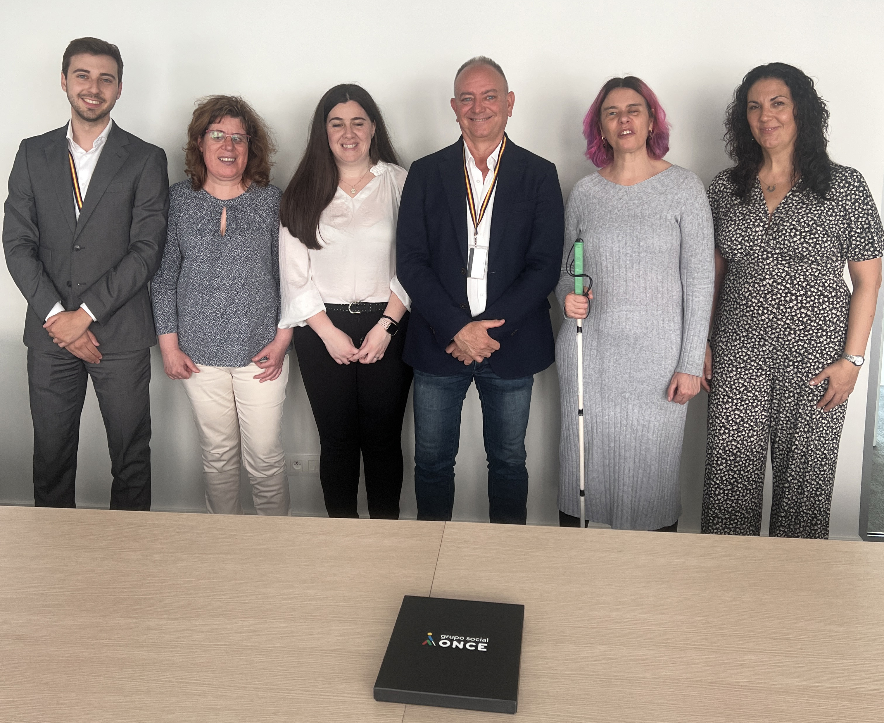 Representantes del Grupo Social ONCE Castilla-La Mancha con los representantes de la oficina regional de Castilla-La Mancha en la Unión Europea