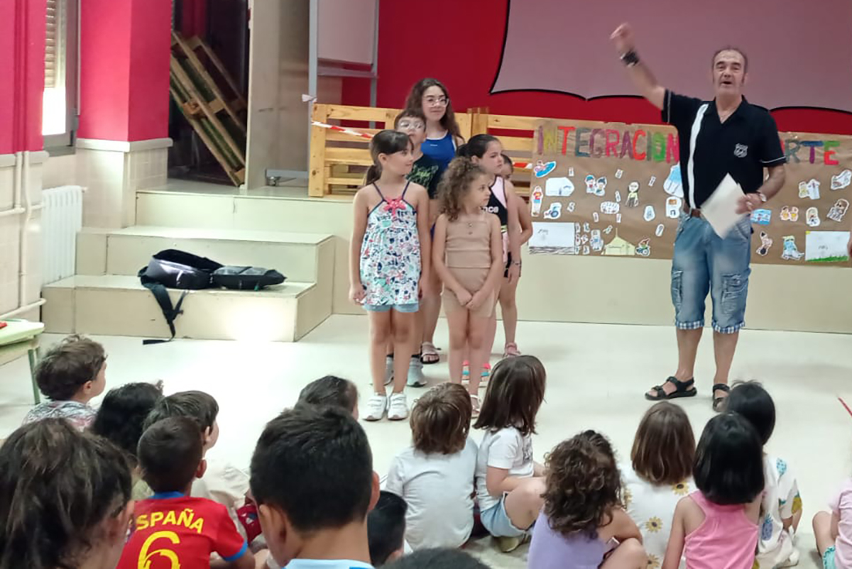 Ángel Céspedes, maestro de la ONCE, explicando la actividad a los niños