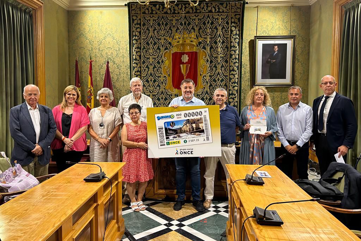 Foto familia presentación cupón dedicado a Cuenca Capital Gastronómina 2023