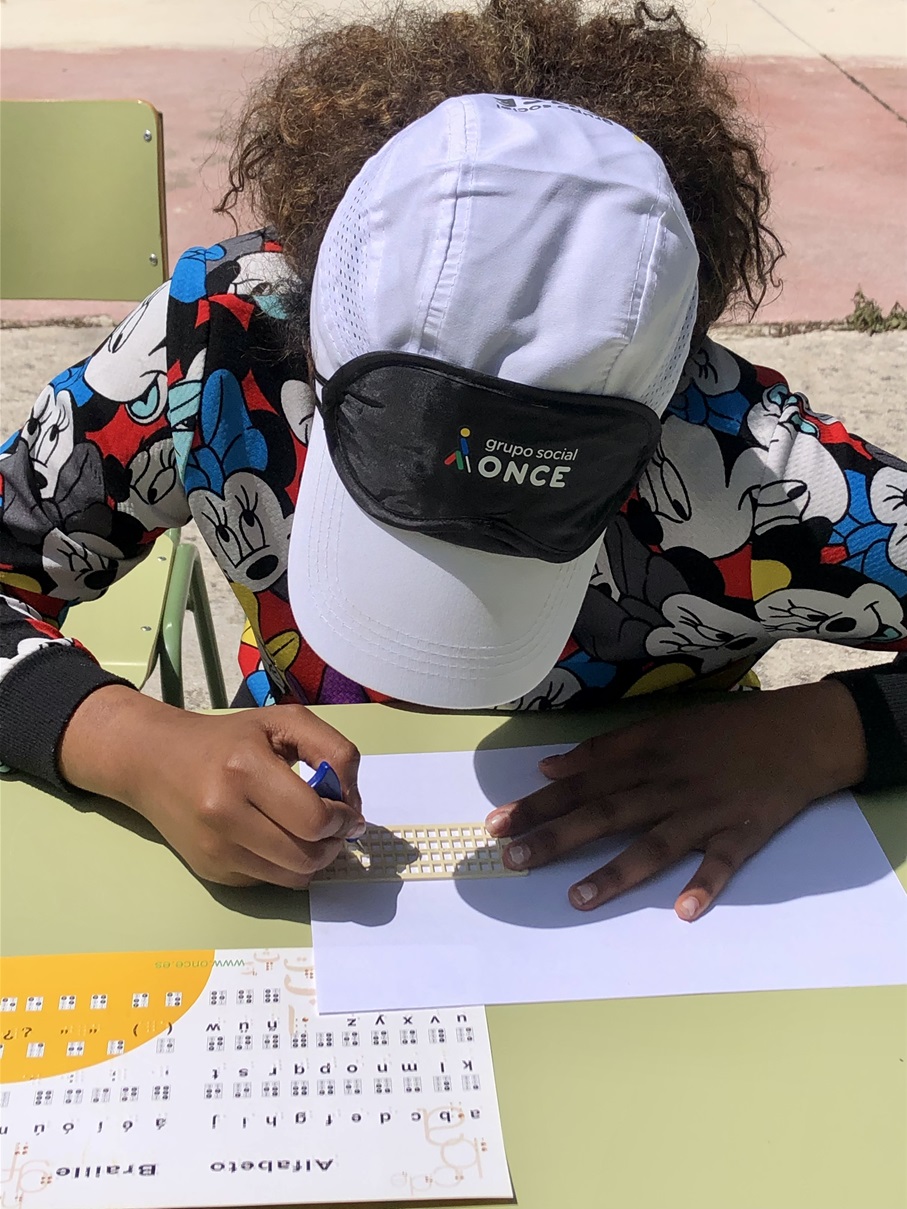 Alumna participante del Concurso Escolar aprendiendo Braille