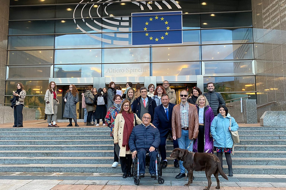 Miembros del CERMI CLM a las puertas del Parlamento Europeo
