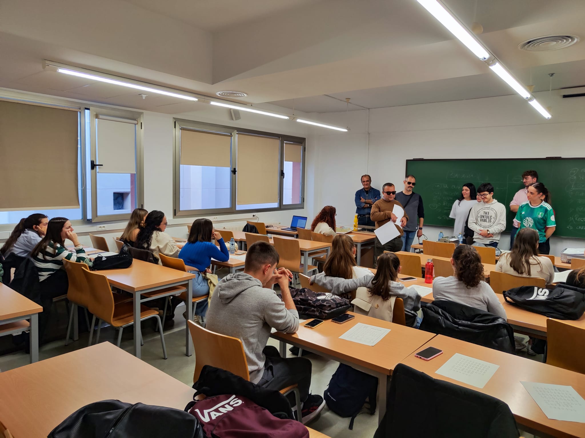Lorenzo Villahermosa hablando ante los alumnos de Magisterio de la UCLM