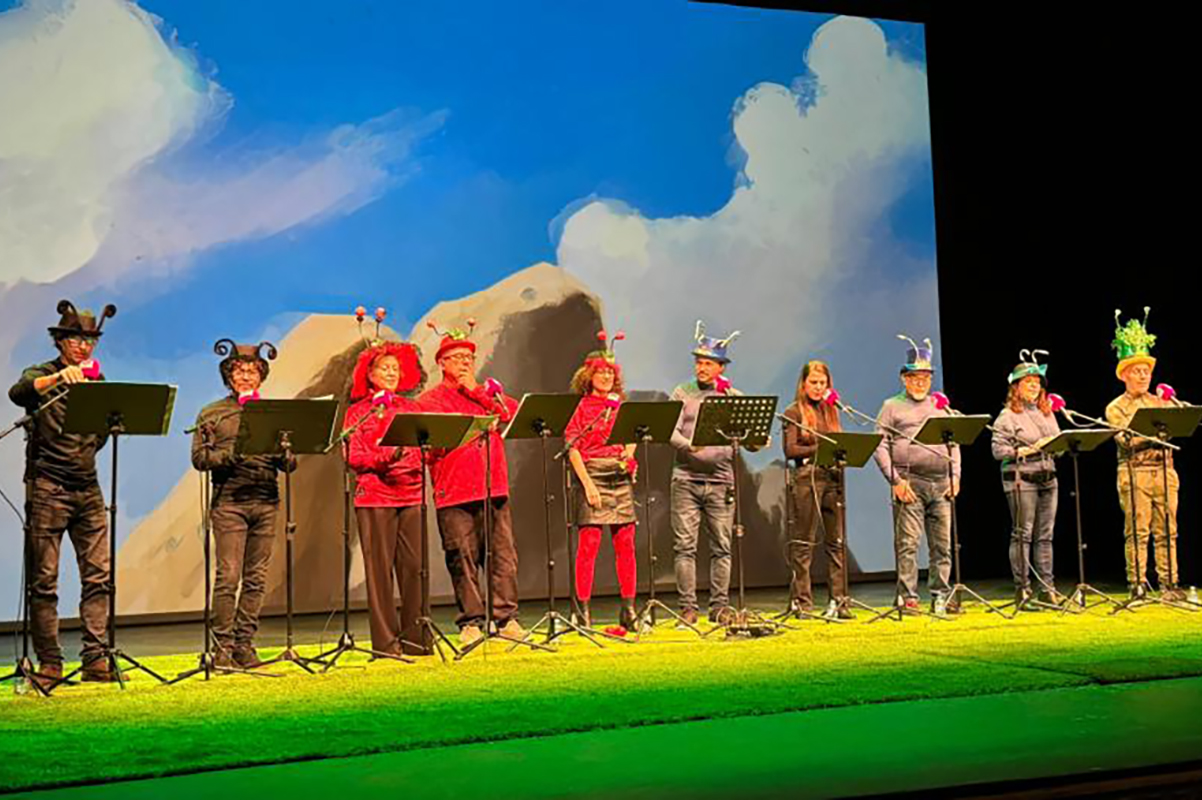 Elenco de “Insectus, una aventura navideña” grabando sobre el escenario del Teatro Rojas de Toledo