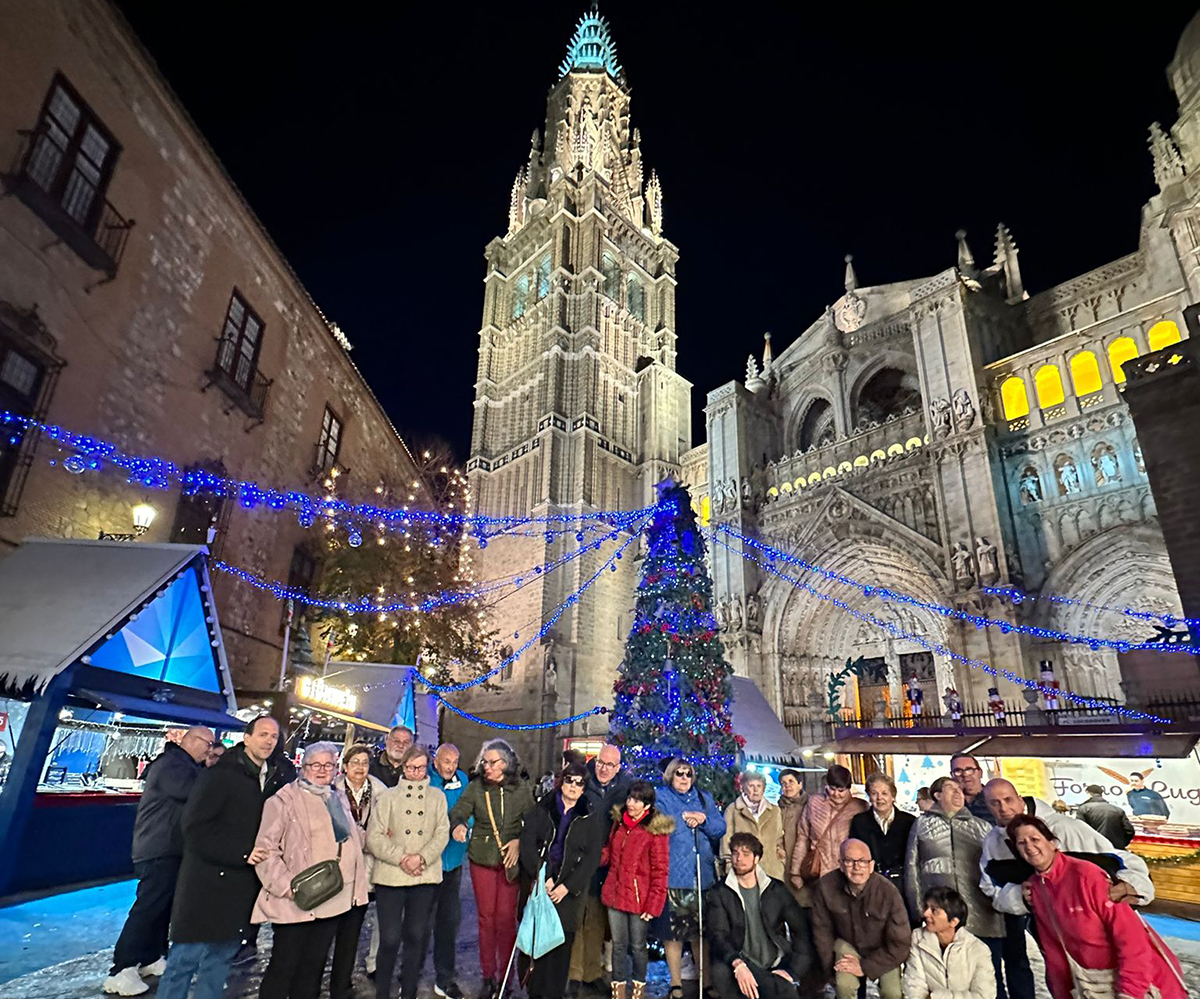 Grupo de la ONCE en la Plaza de la Catedral iluminada y con la decoración navideña