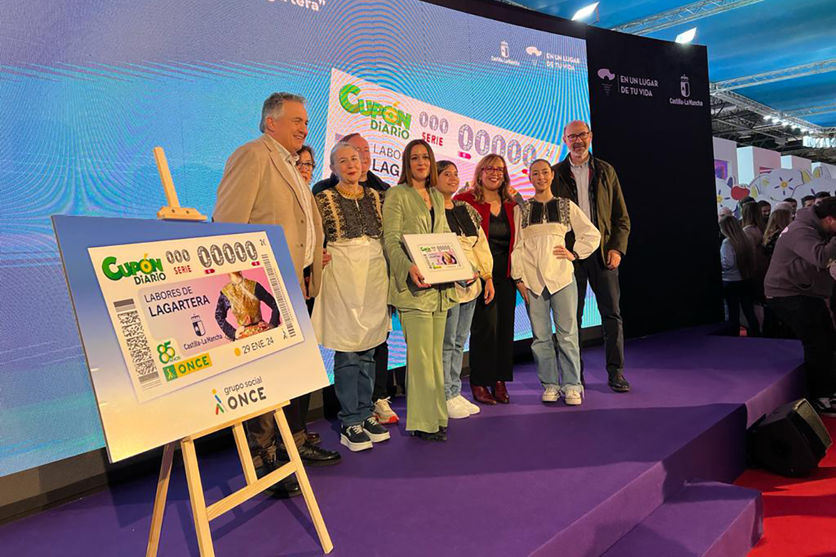 Foto de familia de la presentación del cupón dedicado a las Labores de Lagartera