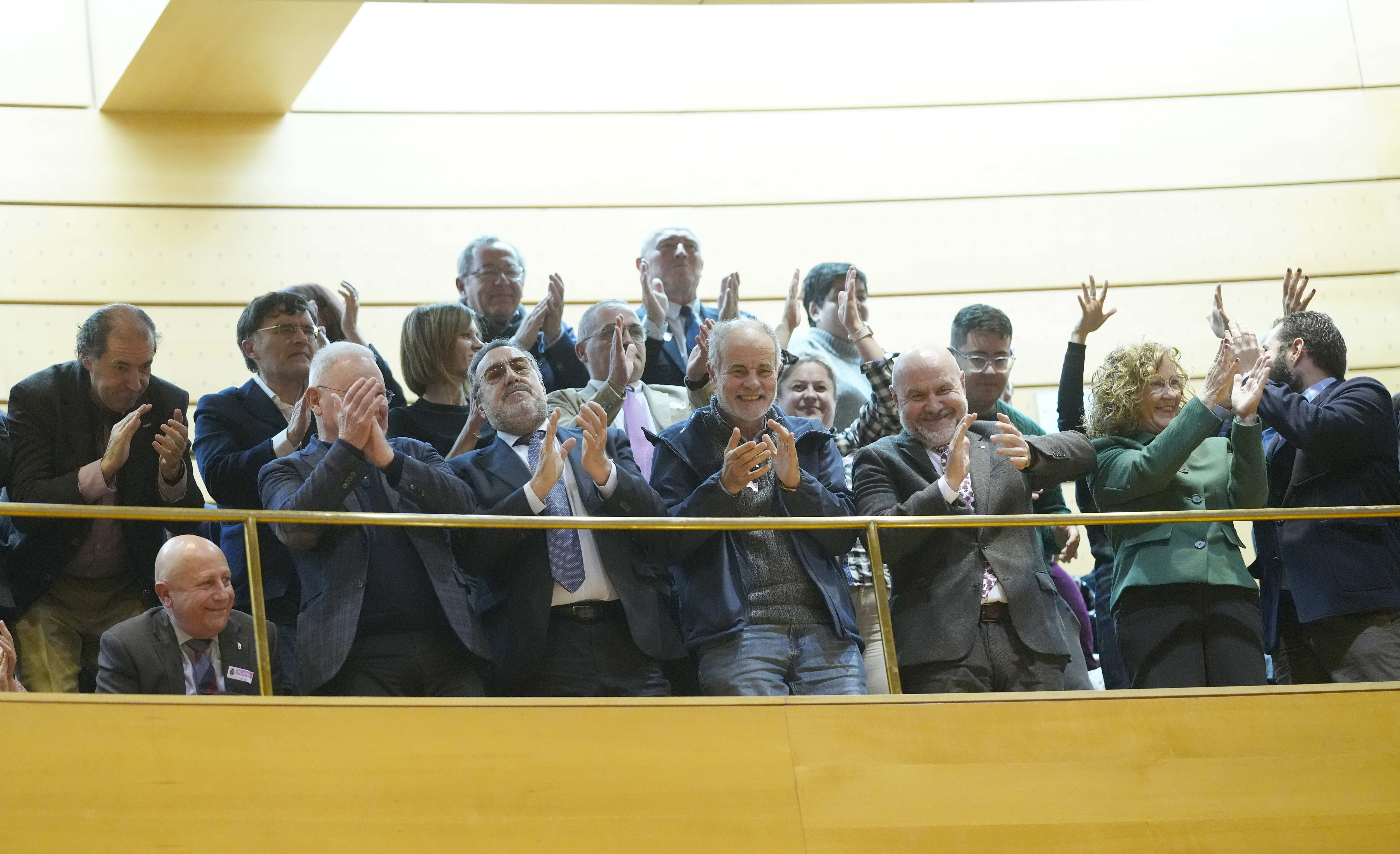 Personas con discapacidad, entre ellos, Miguel Carballeda, aplauden y celebran la aprobación de la reforma