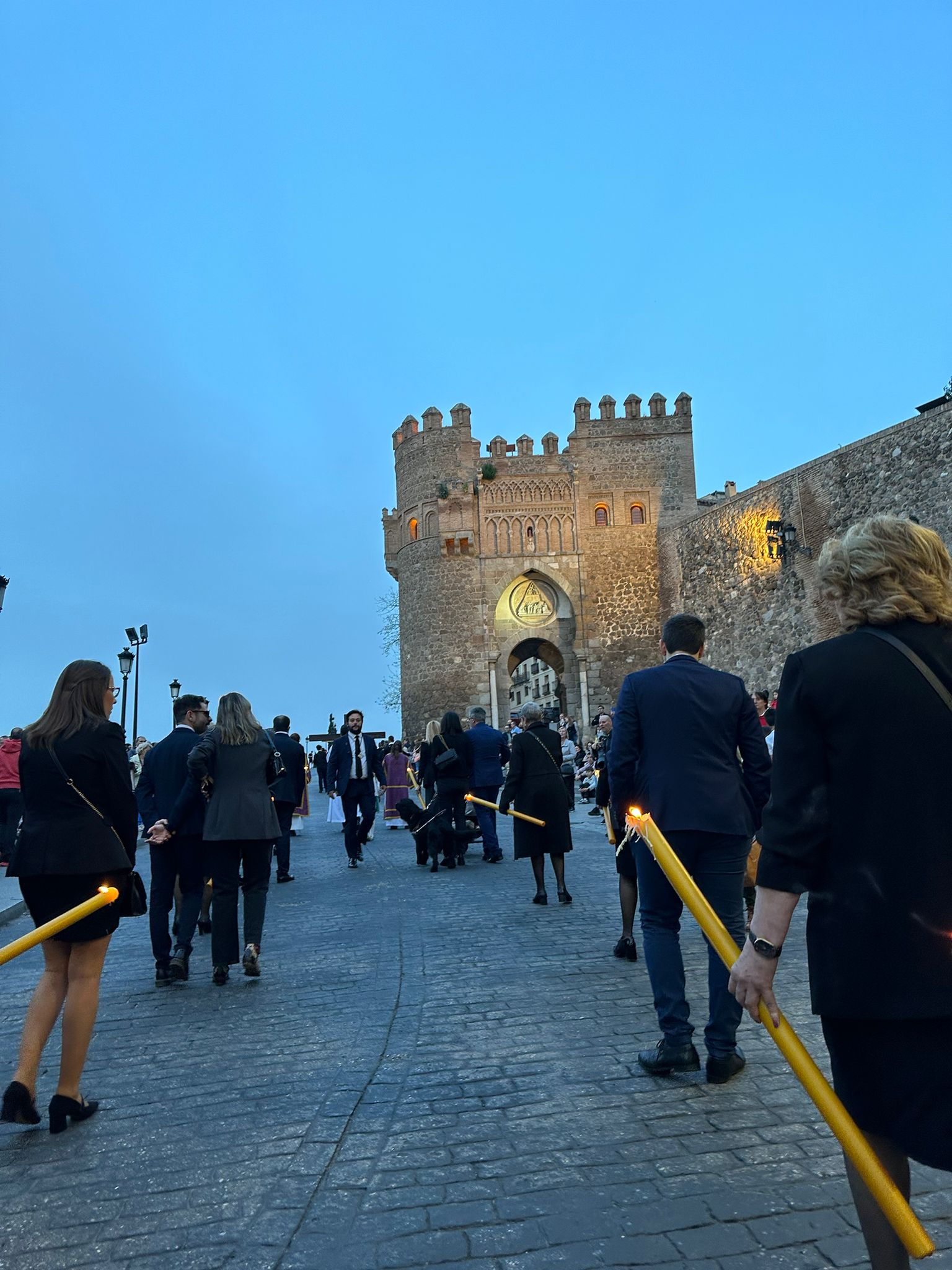 Personas con discapacidad visual participando como penitentes en la Semana Santa de Toledo