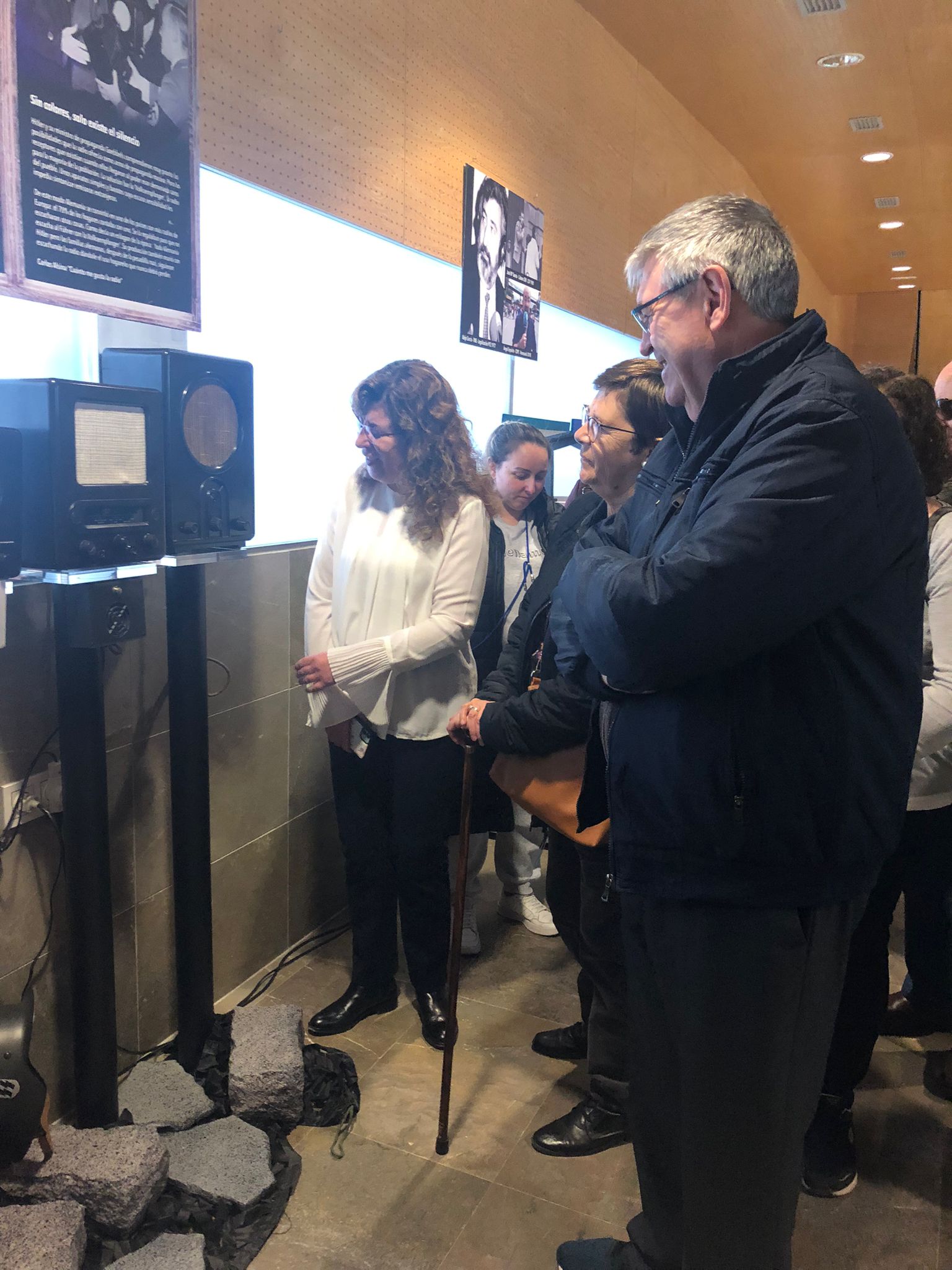 Visitantes de la exposición viendo una de las radios de la colección, entre ellos, se encuentra Cristina Abarca, vicepresidenta del Consejo Territorial de la ONCE en Castilla-La Mancha