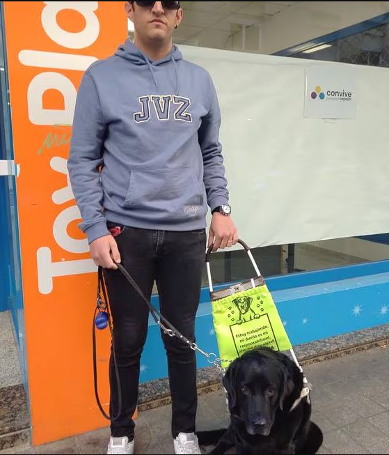 Isidro, usuario de perro guía en Ciudad Real, junto a su perro guía, Cera