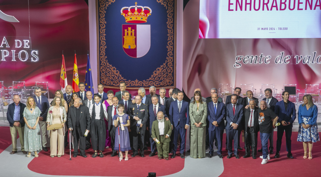 Foto de familia de las personas reconocidas en el Acto Institucional del Día de Castilla-La Mancha en Toledo