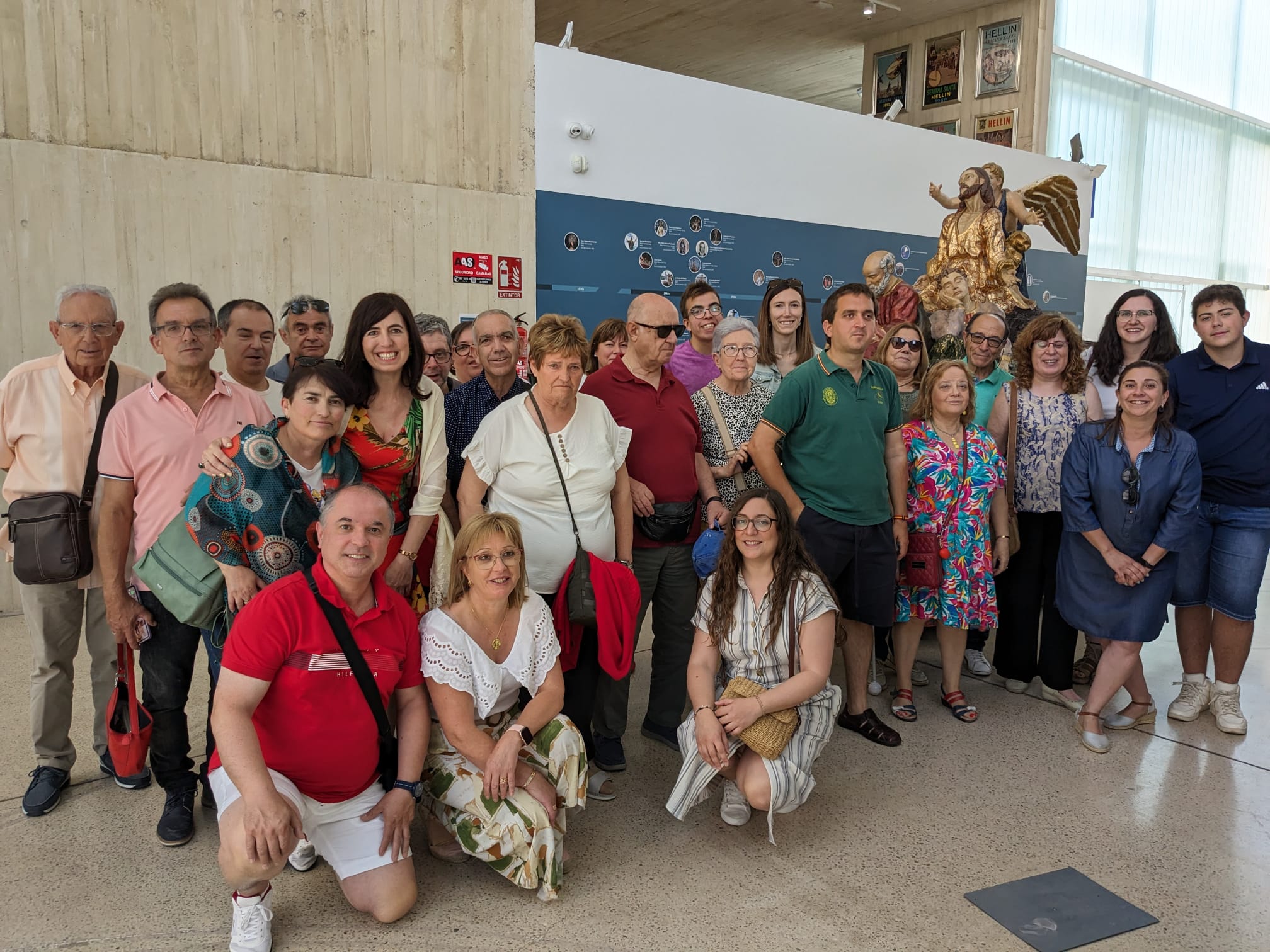 Foto de familia de los asistentes a la actividad en el Museo de Semana Santa de Hellín