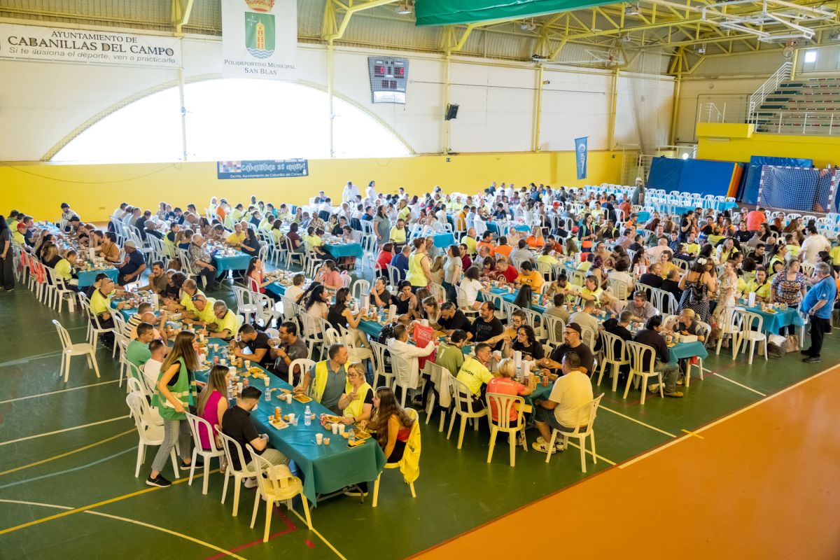 Foto panorámica del pabellón en el que se celebró la paella en el que se ve a todos los participantes