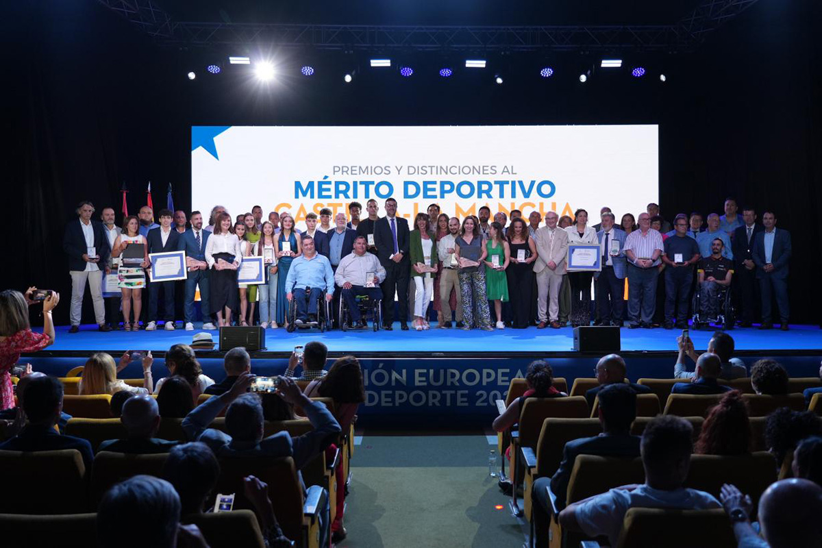 Foto de familia de los galardonados en la entrega de los Premios y Distinciones al Mérito Deportivo de Castilla-La Mancha