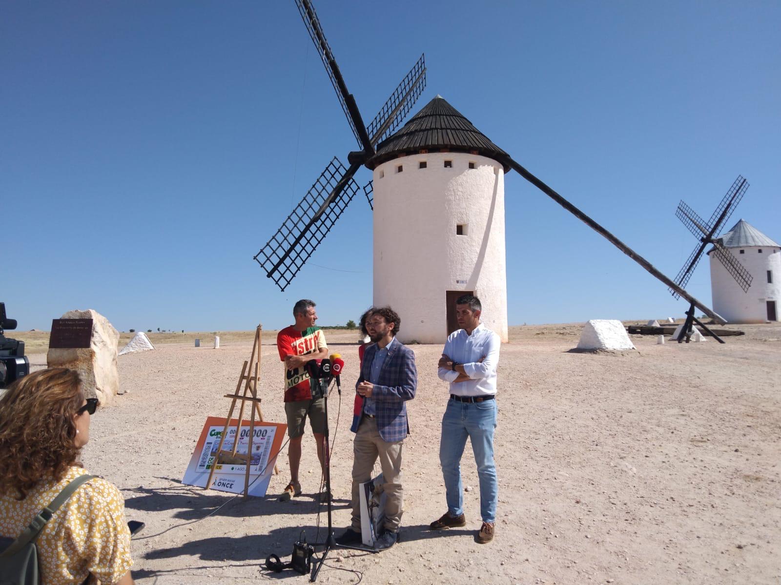 Momento de la presentación del cupón a los pies de uno de los Molinos de Campo de Criptana