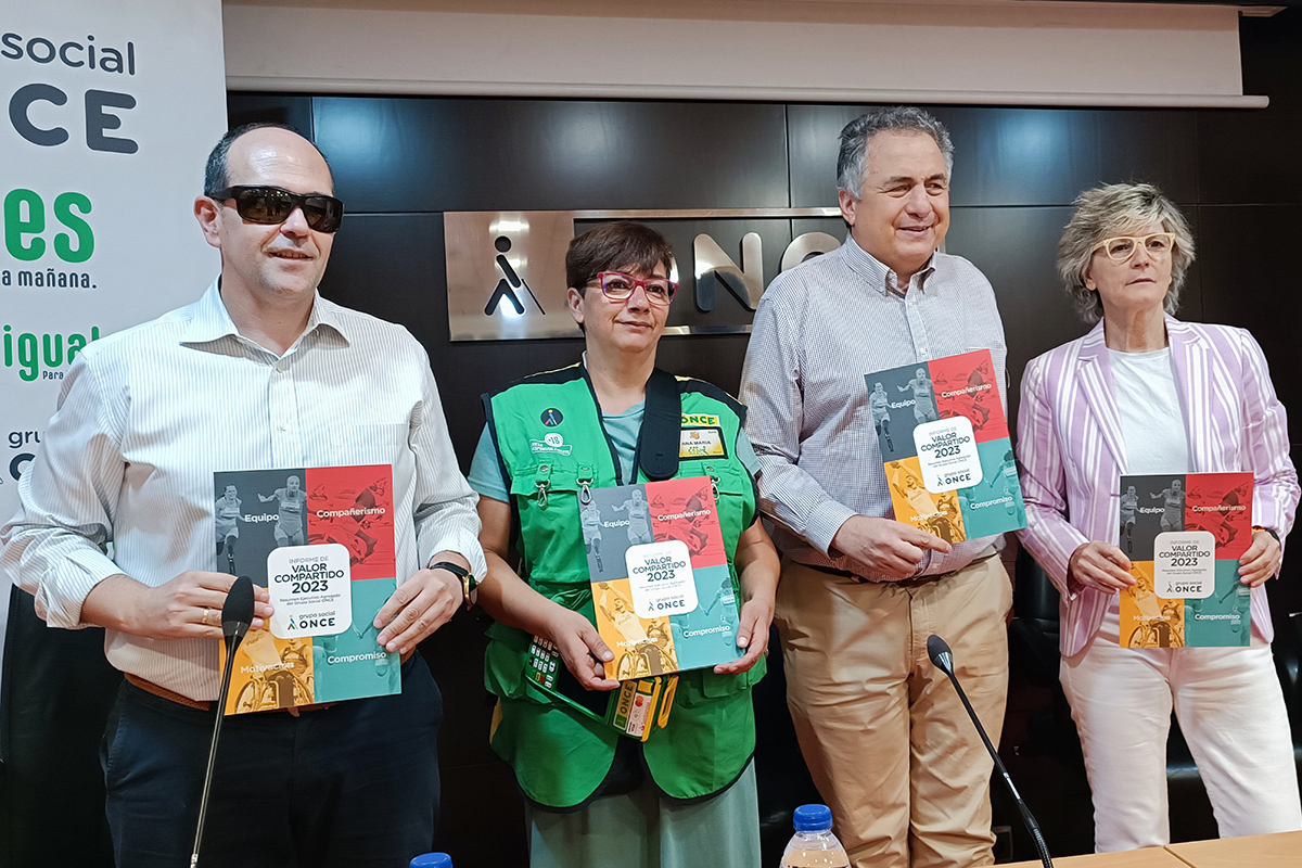 De izquierda a derecha: José Martínez, presidente del Consejo Territorial de la ONCE en Castilla-La Mancha; Ana García, agente vendedora; Carlos Javier Hernández, delegado de la ONCE en Castilla-La Mancha; y Elena Rivas, directora de Inserta Empleo Castilla-La Mancha