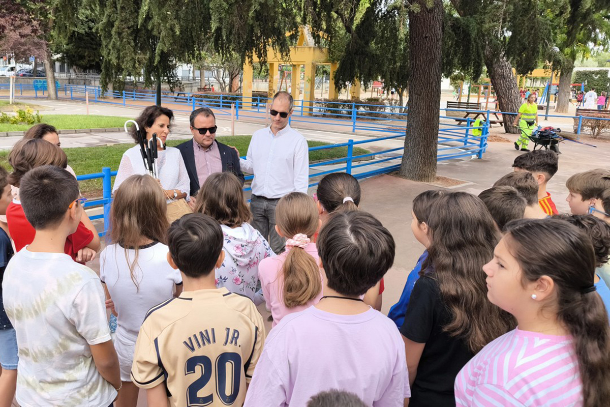 Marta Senís, técnico de rehabilitación de la ONCE, Lorenzo Villahermosa, director de la ONCE en Ciudad Real, y David Enrique García, consejero territorial de la ONCE, explicando a los alumnos la actividad