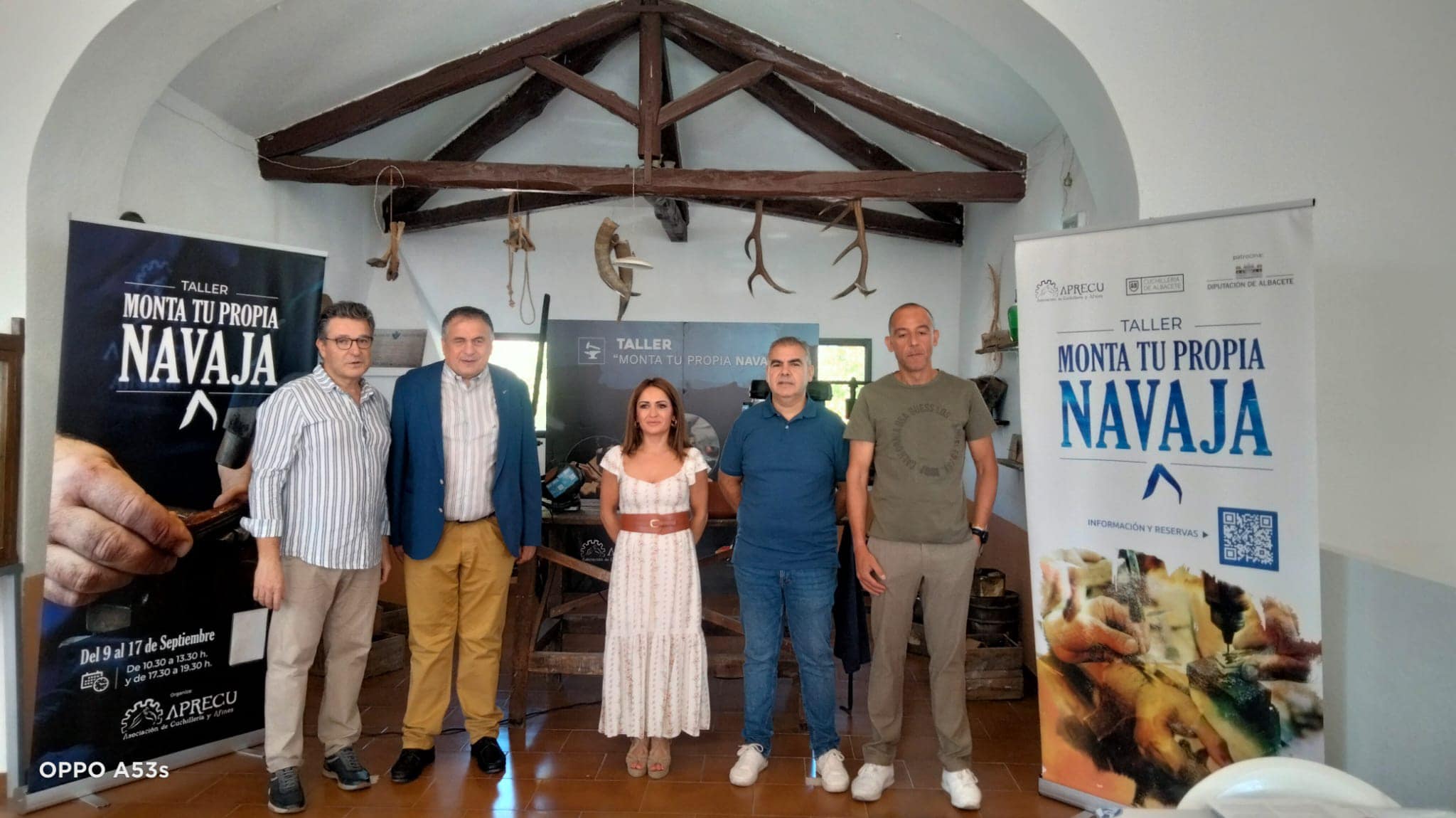 Carlos Javier Hernández, delegado de la ONCE en Castilla-La Mancha junto a miembros de APRECU y Ricardo García, maestro cuchillero a cargo del taller