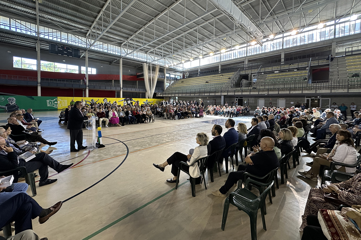 Miguel Carballeda dirigiéndose a las más de 500 personas presentes en el Día del Grupo Social ONCE en Castilla-La Mancha