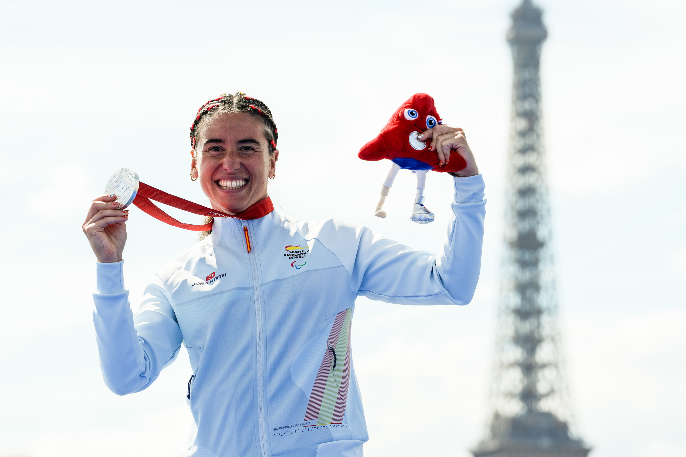 Marta Francés sonriendo en el podio cogiendo la medalla de plata