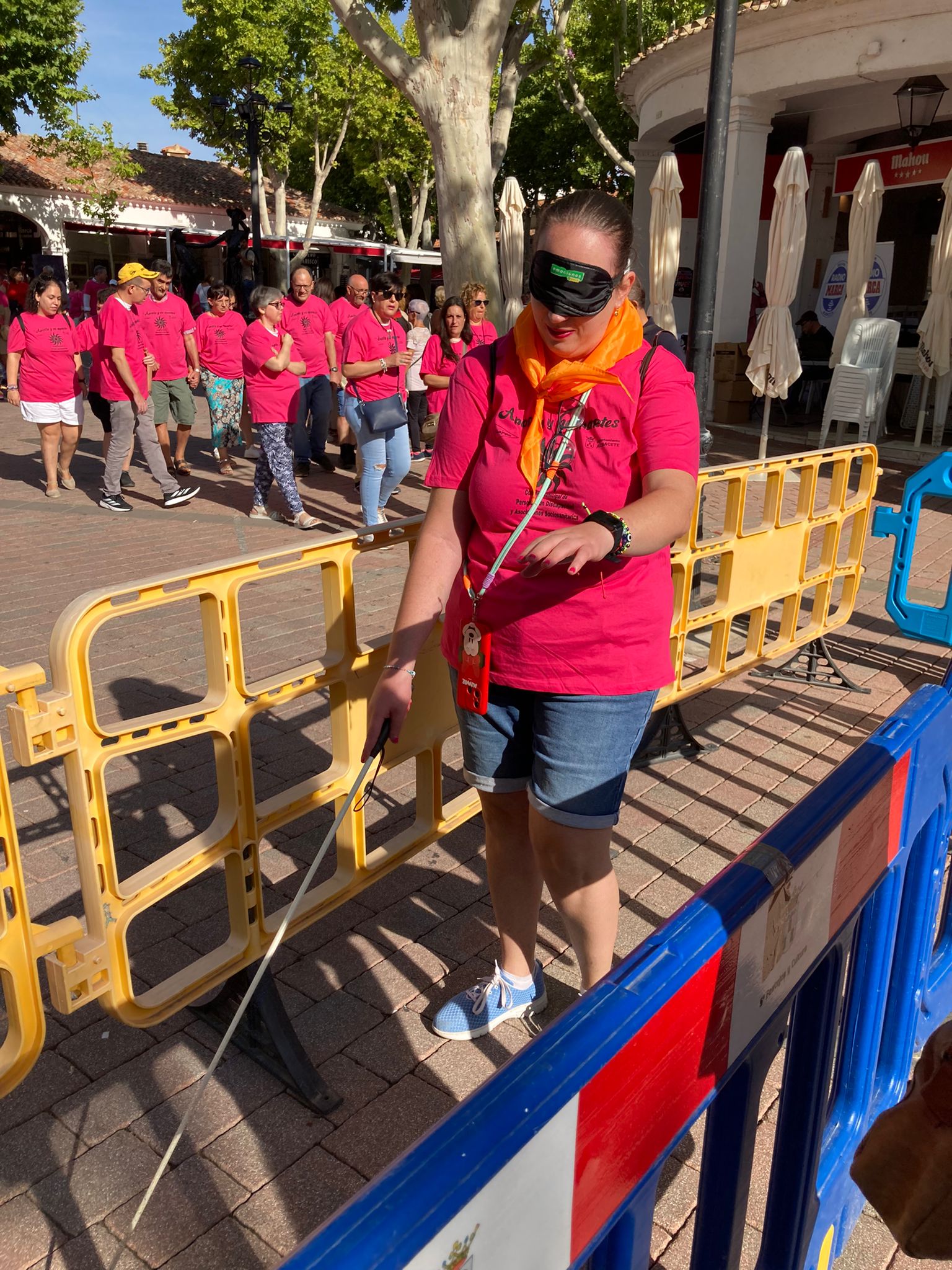 Participante con el antifaz y con el bastón blanco en el circuito de movilidad