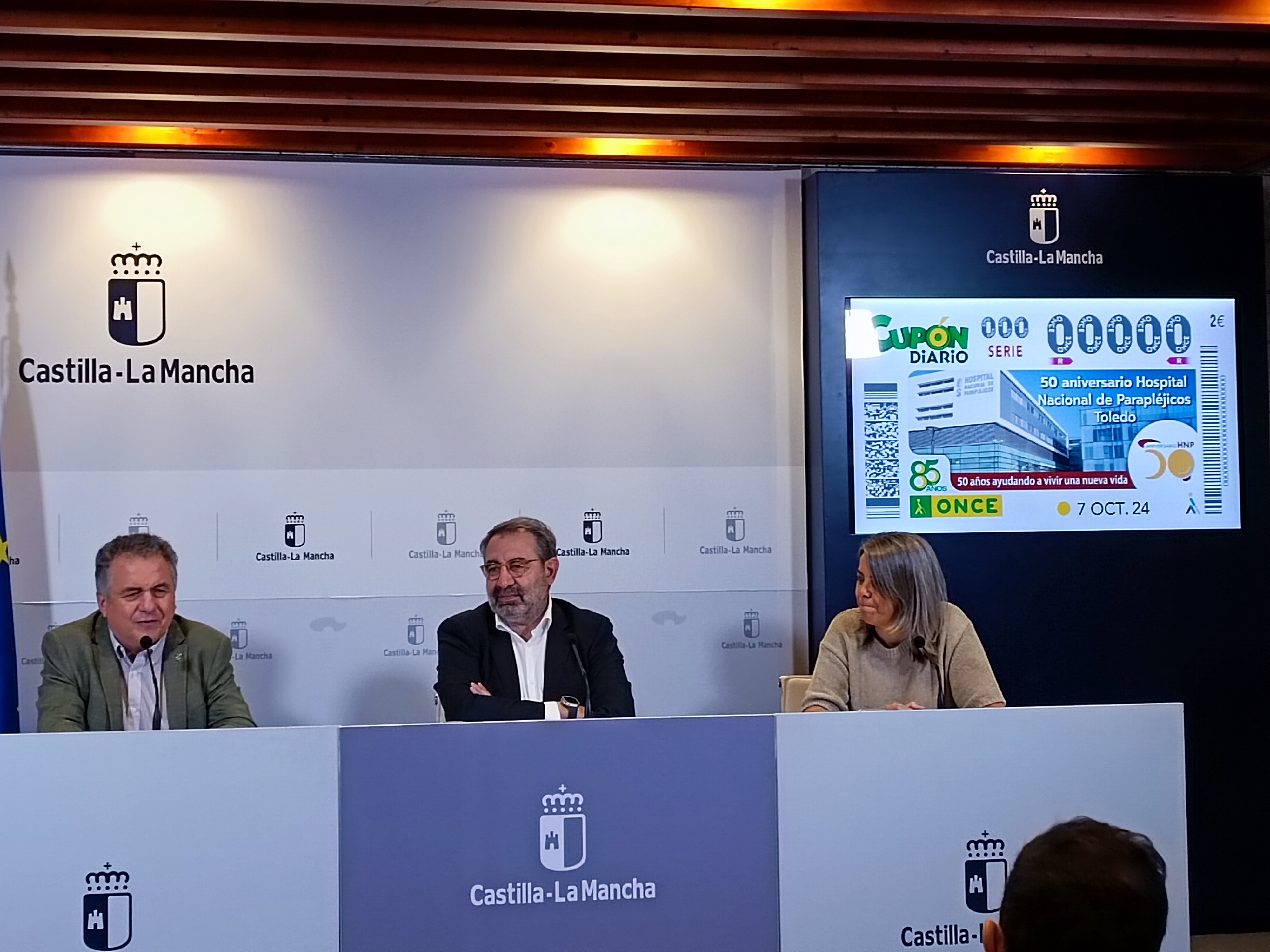 Momento de la presentación del cupón dedicado al Hospital de Parapléjicos de Toledo