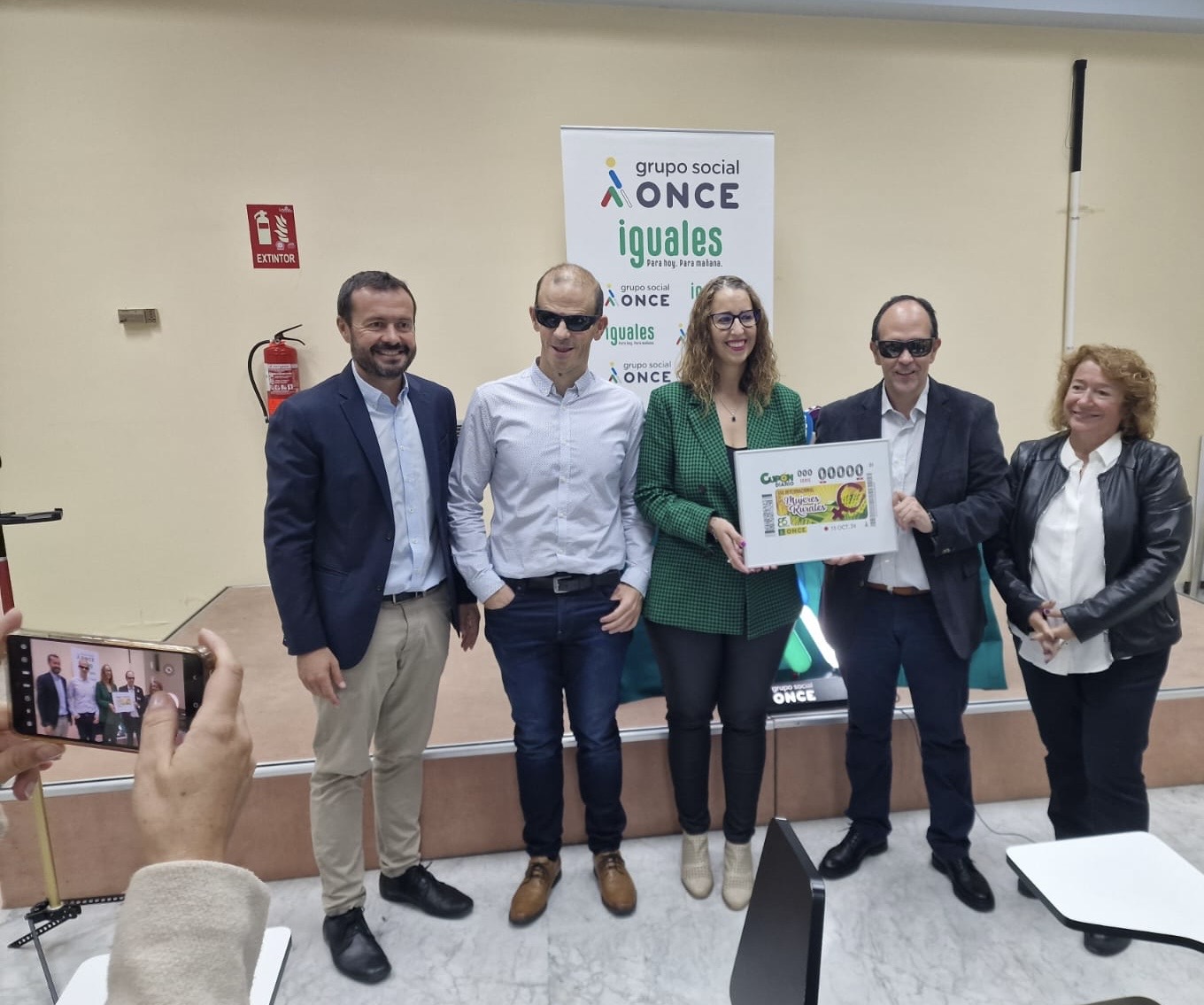 Foto de familia de la presentación del cupón dedicado al Día de las Mujeres Rurales